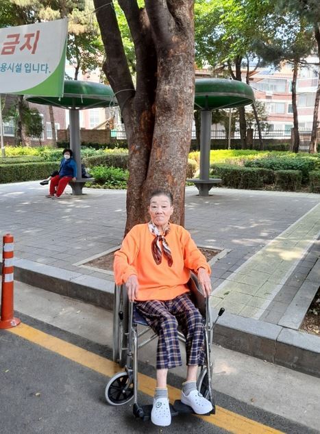 000 어르신 한가로운 산책시간
