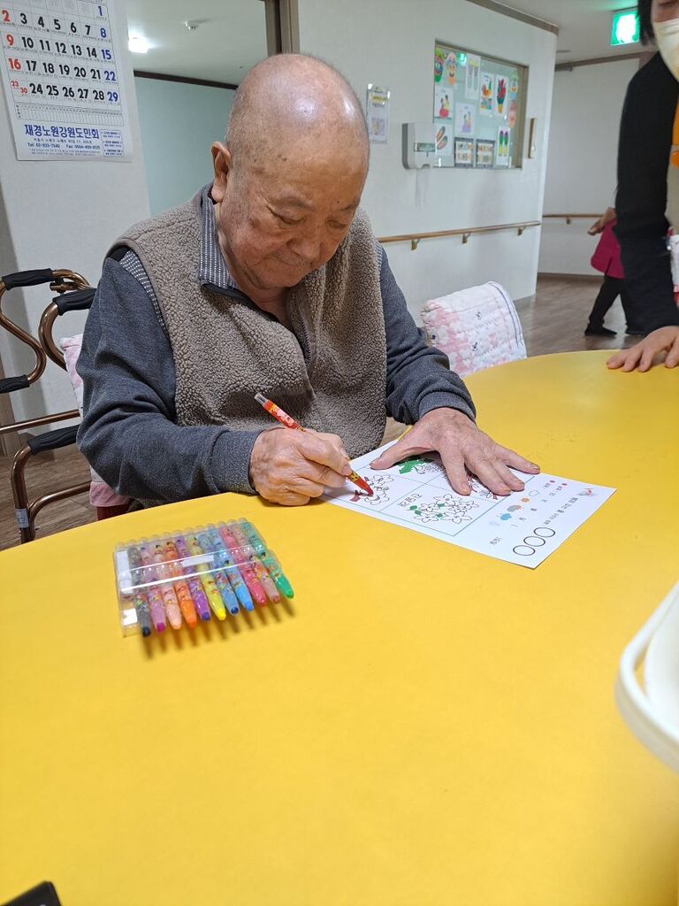 그림그리기에 열중하시는 000 어르신