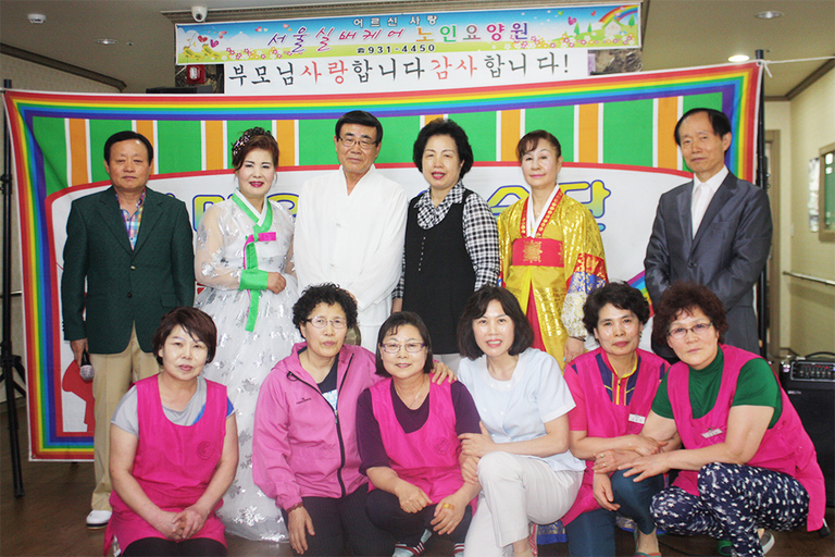 한마음 봉사단원께서 어르신들 마음을 즐겁게 해 주셨습니다.