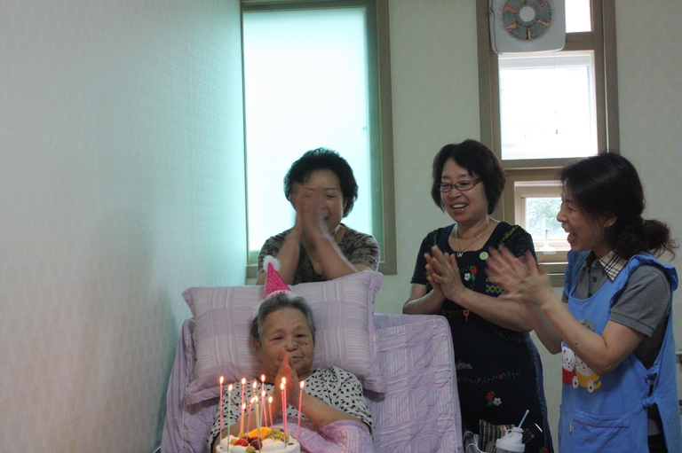 어르신의 특별 생신케익 축하 , 건강하세요!